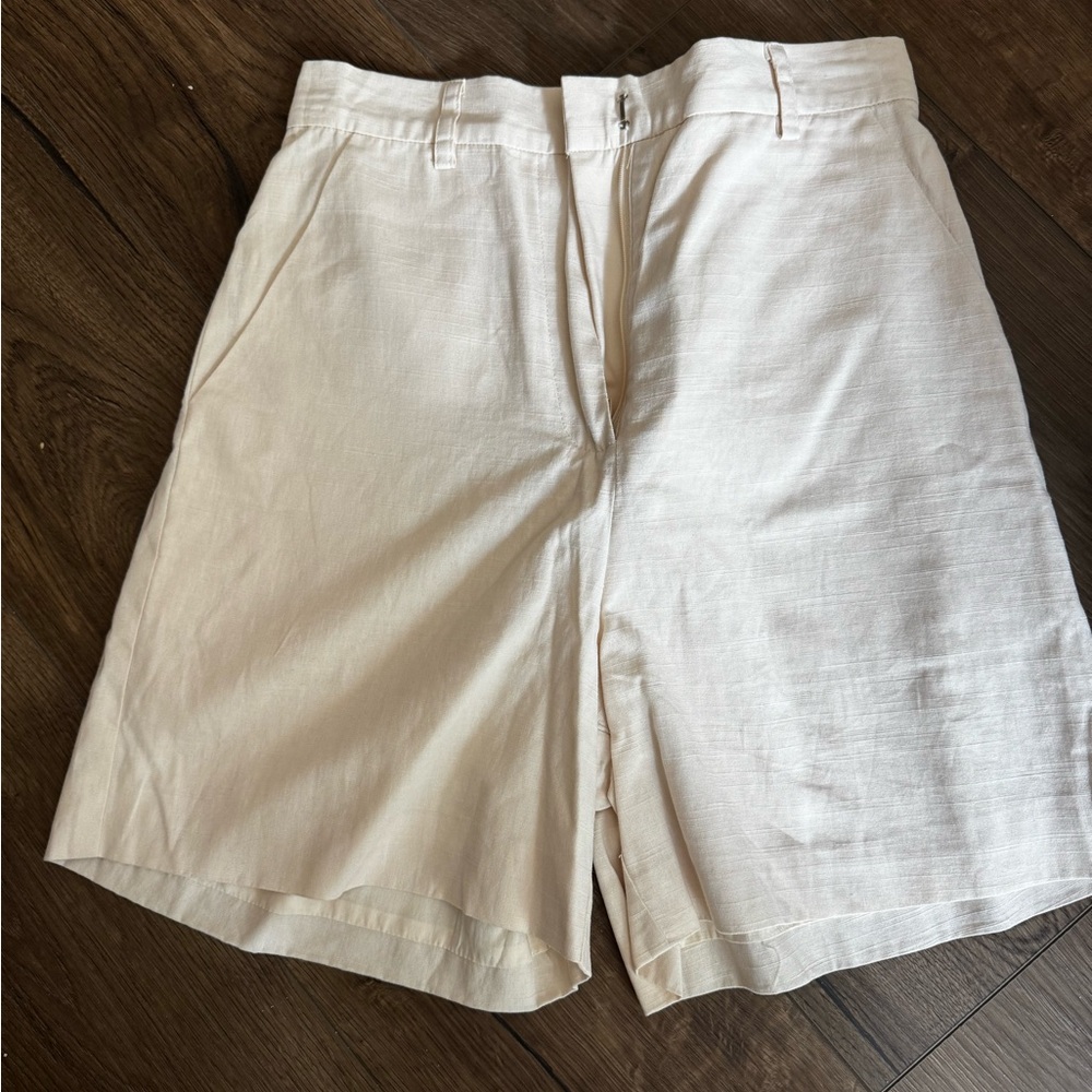 Light linen shorts